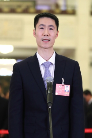 （8）全国政协委员接受采访