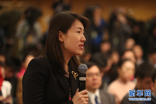 图为凤凰卫视记者提问。新华网 中国政府网 陈杰 摄