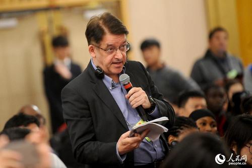 彭博新闻社记者提问 人民网记者 郝勇 摄