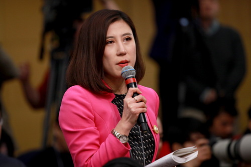 第一财经记者提问 人民网记者 郝勇 摄