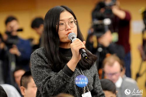 经济日报记者提问 人民网记者 郝勇 摄