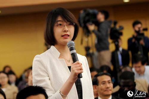 中新社记者提问 人民网记者 郝勇 摄
