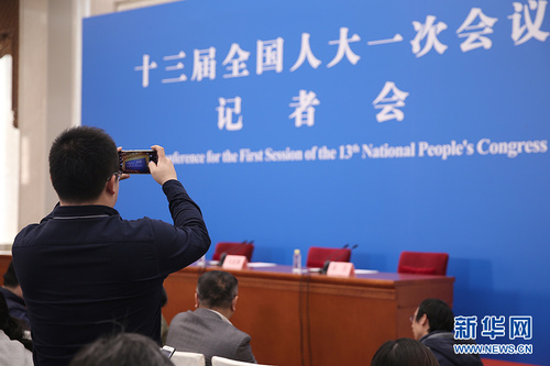 会前记者在现场拍摄
