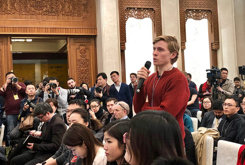路透社记者提问