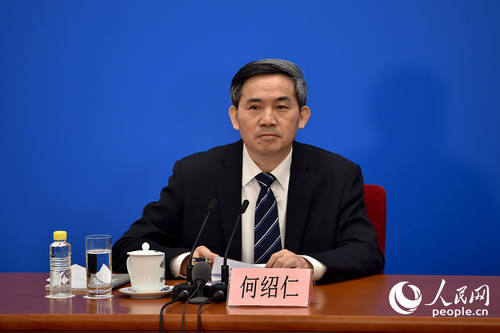 记者会主持人。人民网记者 翁奇羽 摄