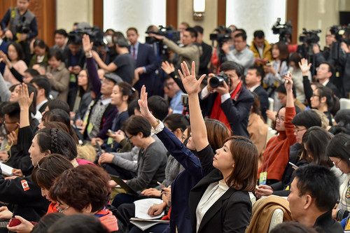 现场记者积极争取提问机会