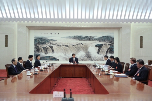十三届全国人大一次会议主席团常务主席第三次会议举行 栗战书主持