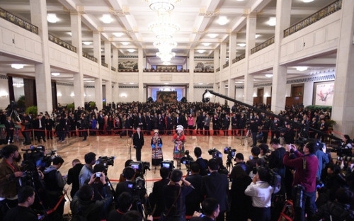 （10）全国人大代表接受采访