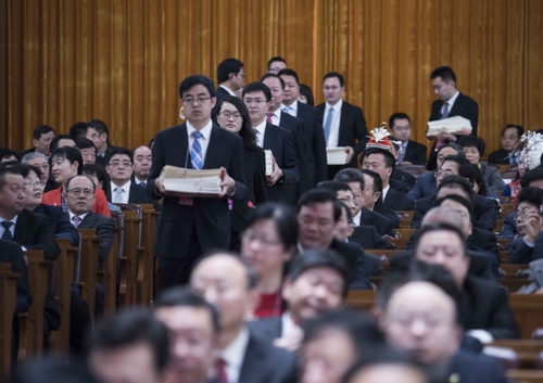 （7）十三届全国人大一次会议举行第三次全体会议