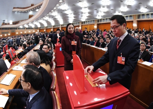 （10）十三届全国人大一次会议举行第三次全体会议