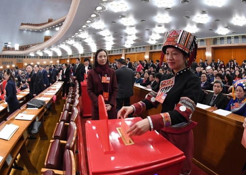 （11）十三届全国人大一次会议举行第三次全体会议