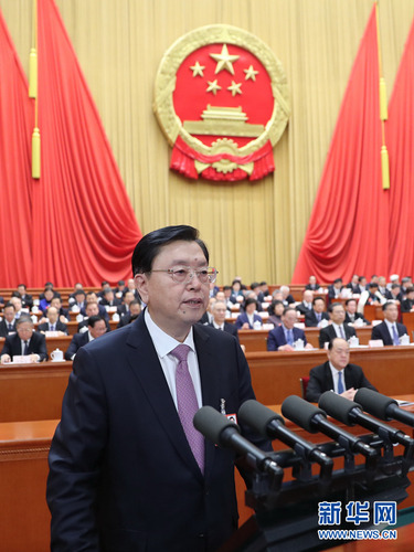 3月11日，十三届全国人大一次会议在北京人民大会堂举行第三次全体会议。受十二届全国人大常委会委托，张德江向大会作全国人大常委会工作报告。新华社记者 鞠鹏 摄
