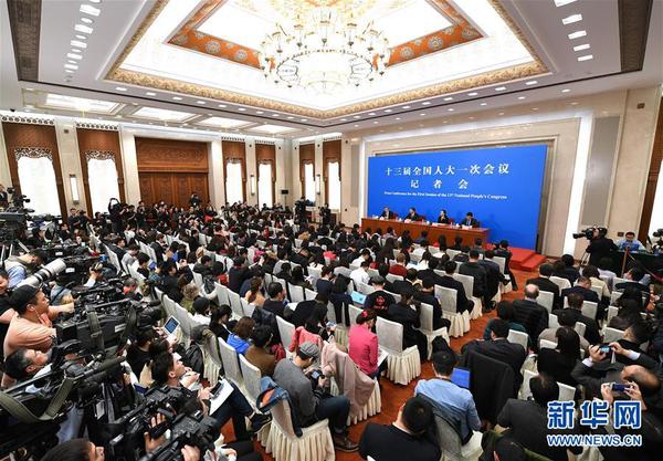 3月11日，十三届全国人大一次会议秘书处法案组组长、全国人大常委会法工委主任沈春耀，法案组副组长、全国人大常委会法工委副主任郑淑娜就宪法修正案相关问题回答中外记者提问。3