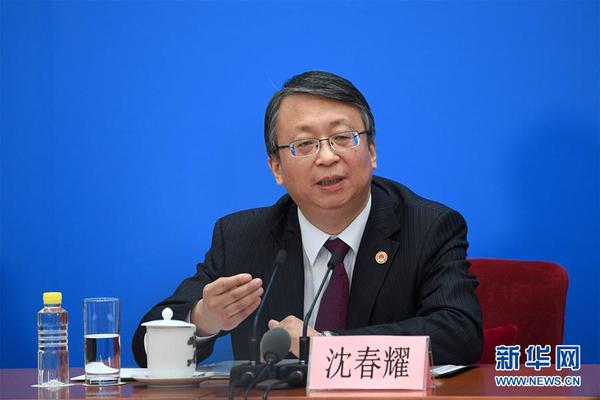 3月11日，十三届全国人大一次会议秘书处法案组组长、全国人大常委会法工委主任沈春耀，法案组副组长、全国人大常委会法工委副主任郑淑娜就宪法修正案相关问题回答中外记者提问。这是沈春耀回答记者提问。