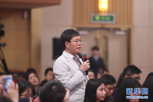 图为瞭望周刊记者提问。新华网 中国政府网 翟子赫 摄