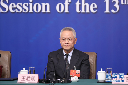 图为十二届全国人大内司委副主任委员王胜明。新华网中国政府网 翟子赫 摄