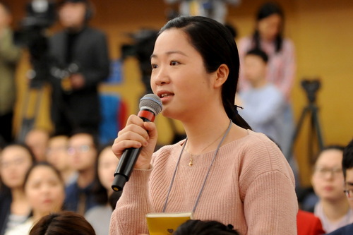 光明日报记者提问。人民网郝勇 摄