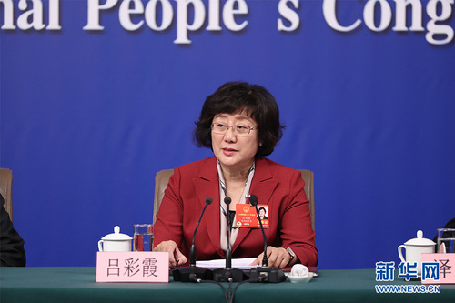 图为环资委委员吕彩霞回答记者提问。新华网 中国政府网 翟子赫 摄