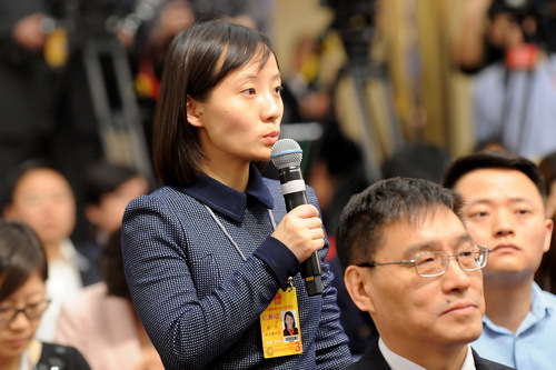 南方都市报记者提问。人民网郝勇 摄