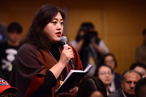 法制日报记者提问。人民网张启川 摄