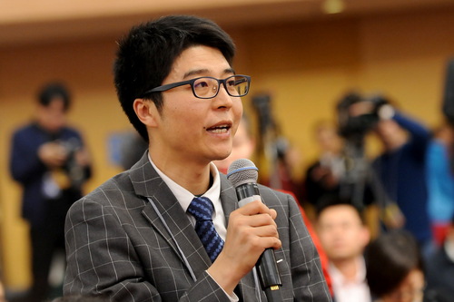 成都商报记者提问。人民网郝勇 摄