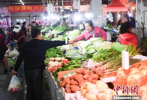 资料图：农贸市场内菜商正在忙碌卖菜。<a target='_blank' href='http://www.chinanews.com/'>中新社</a>记者 陈超 摄