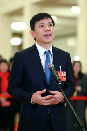 （1）全国政协委员接受采访