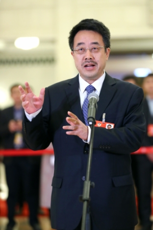 （2）全国政协委员接受采访