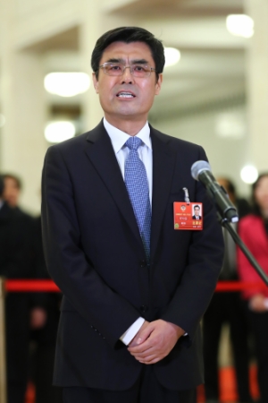 （4）全国政协委员接受采访