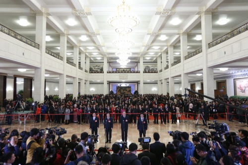 （15）全国政协委员接受采访
