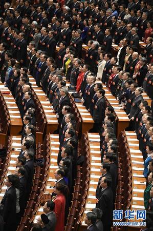 　3月15日，全国政协十三届一次会议在北京人民大会堂举行闭幕会。这是委员们高唱国歌。