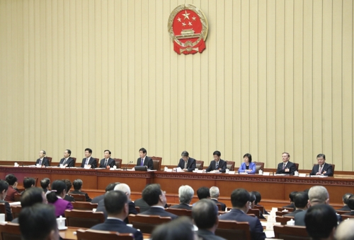 （2）十三届全国人大一次会议主席团举行第六次会议