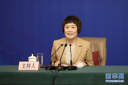图为记者会主持人。新华网 中国政府网 陈杰 摄