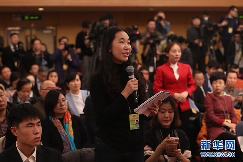 图为路透社记者提问。新华网 中国政府网 曲植 摄
