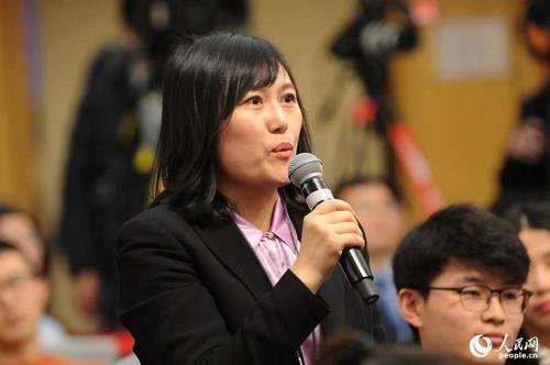 中央人民广播电台记者提问 人民网记者 郝勇 摄