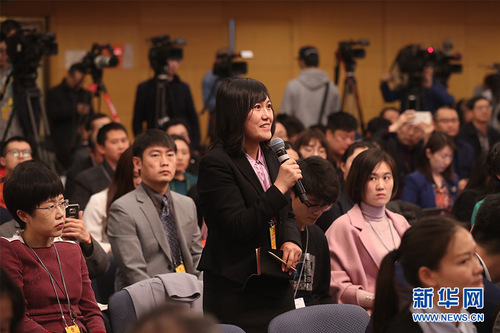 图为中央人民广播电台记者提问。新华网 中国政府网 曲植 摄