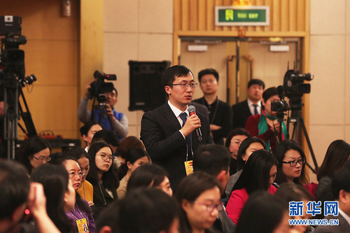 图为法制日报记者提问。新华网 中国政府网 曲植 摄