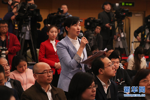 图为中国经济导报、中国发展网记者提问。新华网 中国政府网 曲植 摄