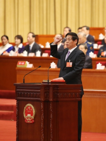 新当选的全国人大常委会委员长栗战书进行宪法宣誓
