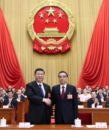 习近平同李克强亲切握手