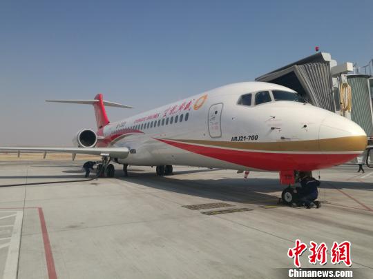 图为国产ARJ21飞机顺利降落乌兰浩特。　张林虎 摄