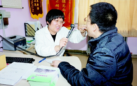 图为全科主任医师、首都医科大学全科副教授葛彩英在方庄社区卫生服务中心接诊。程志伟 摄
