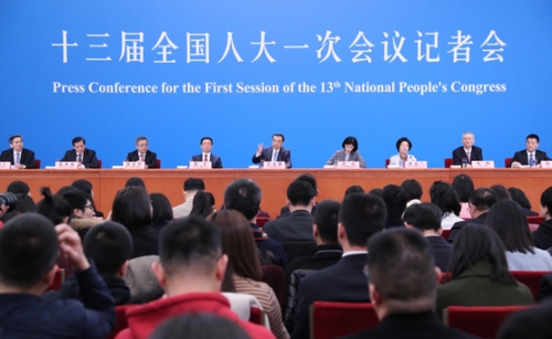 （2）李克强总理会见采访两会的中外记者并回答提问