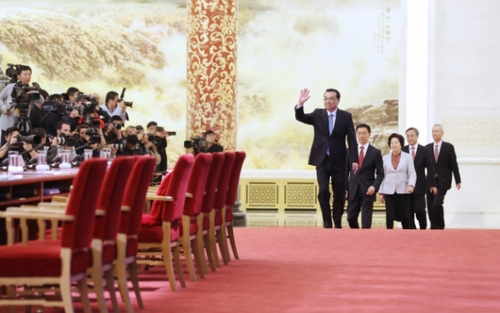 （3）李克强总理会见采访两会的中外记者并回答提问