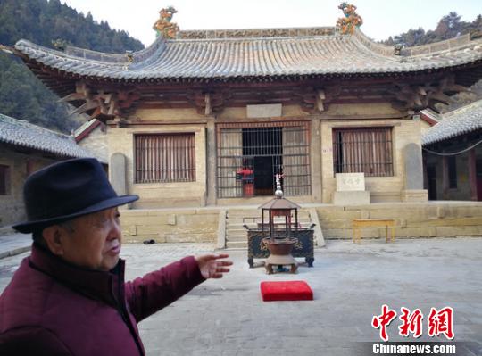常四龙向记者介绍高平开化寺。高平开化寺是中国现存面积最大最精美的一处宋代寺观壁画，计88.2平方米，反映了宋代社会政治、文化、战争、科技、刑法、官吏等各个方面的状况，其艺术手法之高，观之令人叹服。 资料图 杨杰英 摄