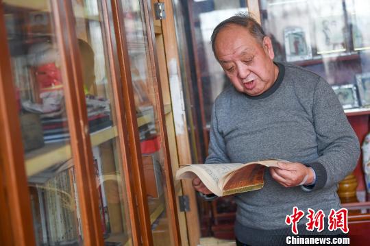作为一名长期从事文物研究的工作者，常四龙退休之后仍然坚持写作，并著有多部文物考古类书籍。　武俊杰 摄