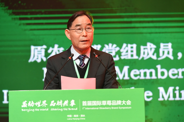 十二届全国政协委员、原农业部党组成员、中国优质农产品开发服务协会会长朱保成发言