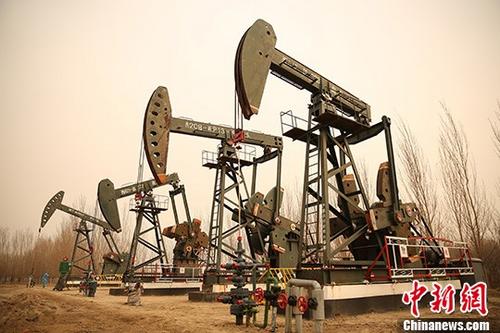 资料图：3月26日，黑龙江省大庆油田采油一厂抽油机工作中。
<a target='_blank' href='http://www.chinanews.com/'>中新社</a>记者 许书晨 摄