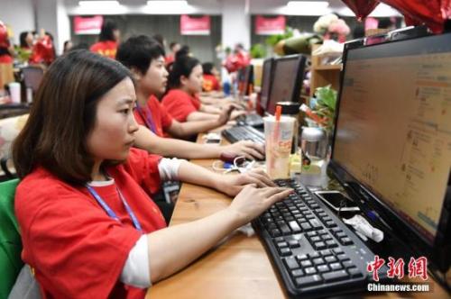 资料图：某电商企业员工们在电脑前解答消费者的购物疑问。<a target='_blank' href='http://www.chinanews.com/'>中新社</a>记者 陈骥旻 摄