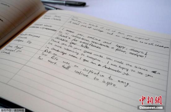 剑桥师生还排队在冈维尔与凯斯学院小教堂吊唁簿上签字。